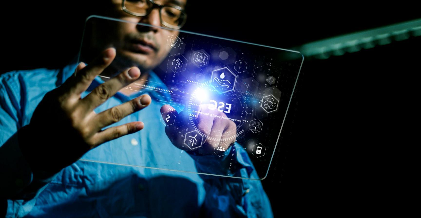 Estudiantes trabajando en optimización SEO local