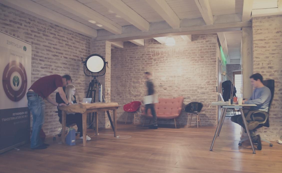 Estudiantes trabajando en estrategias de optimización local